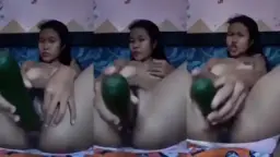 Gadis Tergoda Masukkan Mentimun Ke Dalam Dirinya
