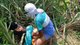 Nyonya Kaya Digoyang Keras Oleh Buruh Kasar Di Ladang India