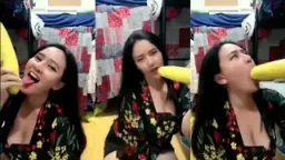 Ochi Berlian Menggoda Payudaranya Sambil Menghisap Mentimun Besar