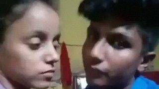 Pasangan Desa India Berciuman Dan Bercumbu Dengan Penuh Gairah