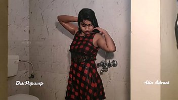 Gadis Seksi Desi Alia Advani Mandi Basah-basahan