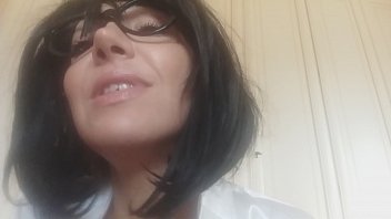 Ibu Tiri Chantal Mengejutkanmu Saat Kau Pakai Celana Dalamnya