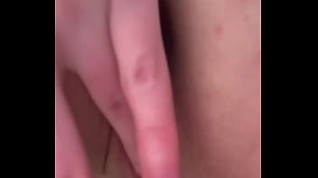 Brunette Rusia Dengan Kata-kata Kotor Dan Fantasi Seksual Memainkan Pantatnya, Meremas Payudara Mungil. Dua Jari Masuk Ke Dalam Vaginanya Dan Anus.