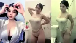 Bayi Perempuan Mandi Dengan Gembira
