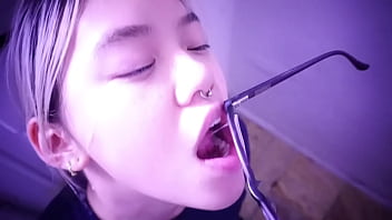 Budak Asia Menggoda, Menantikan Tuannya; Lidahnya Menjilat Bekas Sperma Di Kacamatanya. Tonton Video Lengkapnya Di Sabelarsene.com
