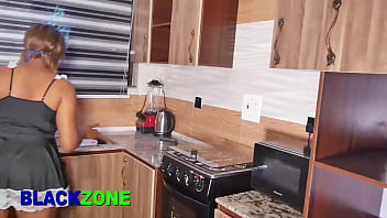 Ibu Tiriku Menggoda Di Dapur Dengan Gerakan Yang Menggairahkan