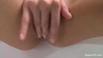 Gadis Asia Merangsang Diri Dengan Jari-jari Menggoda