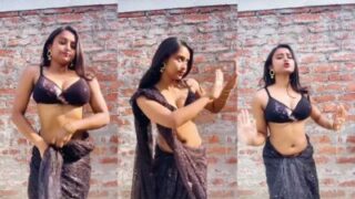 Gadis Desi Menggoyangkan Tubuhnya Dengan Sensual Demi Menambah Jumlah Penonton
