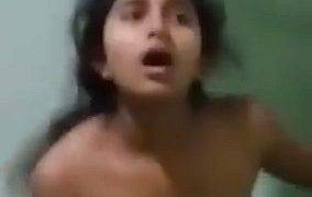 Gadis Desi Muda Menggoyangkan Batang Gairah
