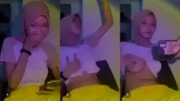Pamer Tetek Montok Untuk Pacar Lewat Jilbab
