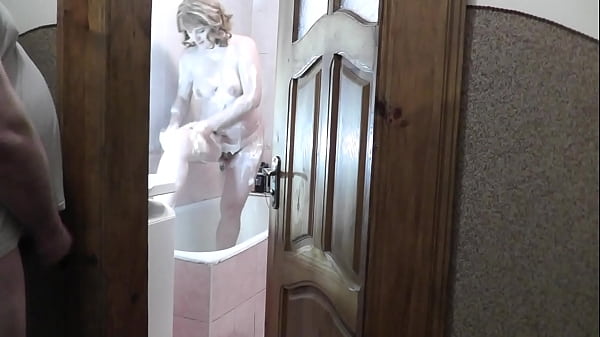 Anak Tiri Mandi, Ayah Tiri Mengintip, Mengocok Kontol Dan Muncrat Di Bawah Pintu Kamar Mandi