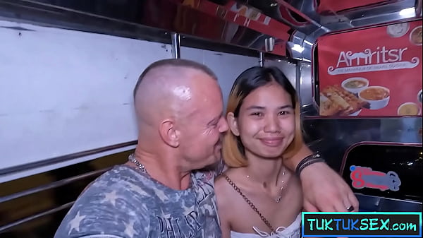 Gadis Thailand Mungil Digoyang Di Pattaya, Naik Tuk-tuk Langsung Ke Ranjang Panas