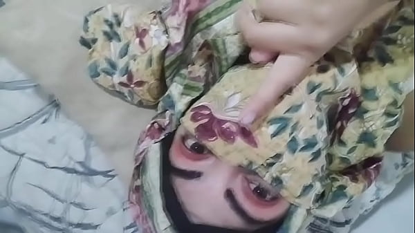 Istri Arab Berjilbab Yang Bergairah Masturbasi Hingga Basah Dan Mengguncang Saat Suami Sedang Sholat Di Ruangan Lain