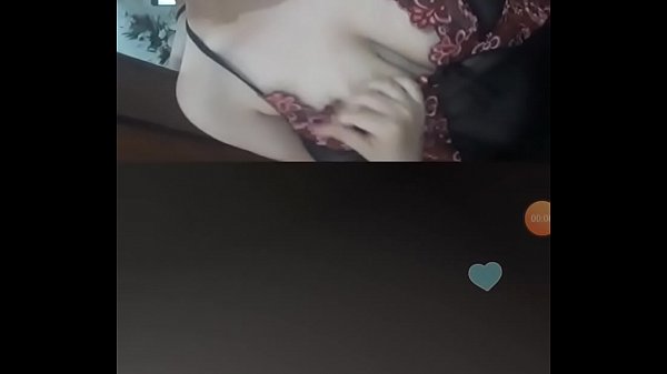 Menggoda Di Depan Kamera Live Dengan Gerakan Yang Memanas.
