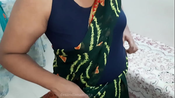 Desi Bhabhi Seksi Dan Menggoda Dengan Saree Hijau Tua Yang Membuat Nafsu Bergelora