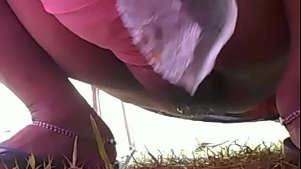 Desi Yang Sedang Buang Air Kecil Dengan Liar