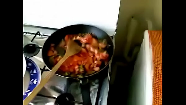 Bhabhi Panas Ngewe Sambil Masak Di Dapur