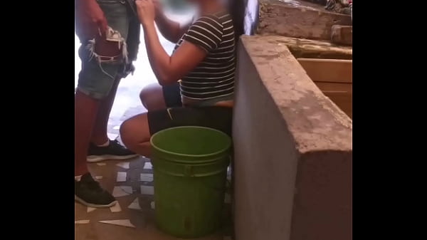 Pria Itu Menghamili Pantatku Sampai Keluar Dalam Saat Aku Lagi Mencuci Baju!!