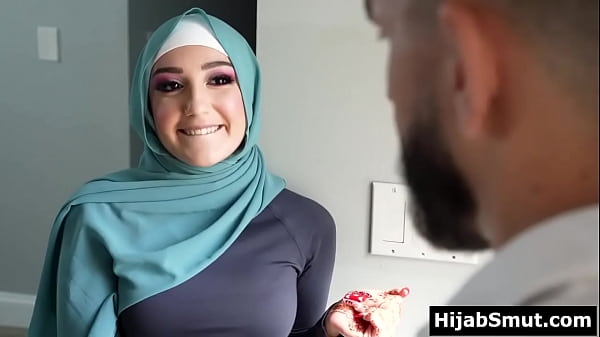 Gadis Muslimah Polos Digoda Dan Diatur Oleh Pelatih Sepak Bolanya
