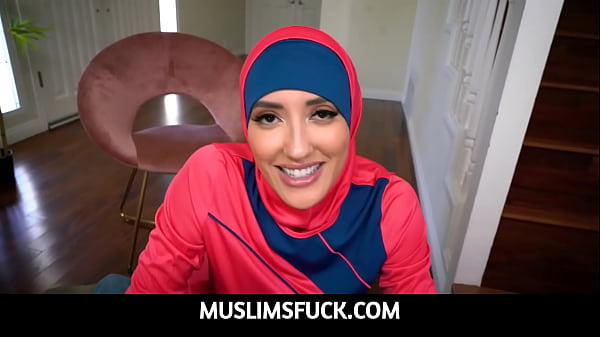 Muslimah Seksi Berhijab Menggoyang Tuannya Demi Bayar Kontrakan – Chloe Amour
