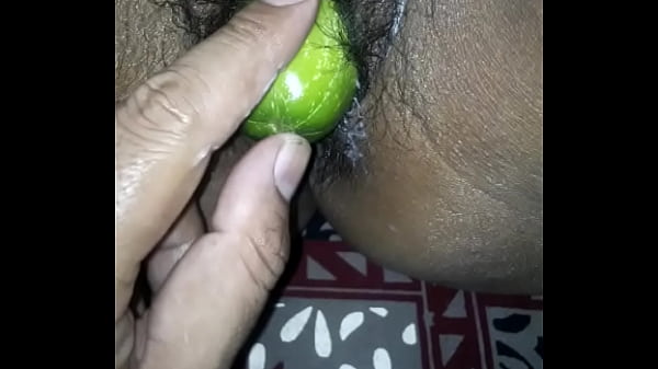 Istri Desi Melahap Mentimun Dengan Penuh Nafsu
