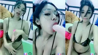 Cewek Mata Indah Mengulum Dildo Di Siaran Langsung