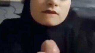Gadis Berjilbab Mengisap Kontol Di Tangga Dalam Adegan Panas Pakistan