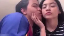 Pasangan Mesra Beraksi Intim Di Kamar Kos