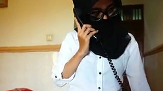 Pelayan Hotel Menggoda Gadis Berhijab Di Kamar Untuk Beraksi Mesra