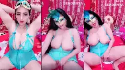 Tante Yasmin Menggoda Dengan Jari Di Kemaluan