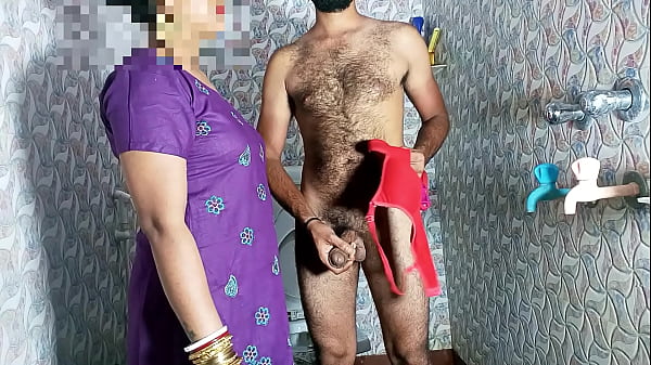 सौतेली माँ ने बाथरूम में अंडरवियर में लंड हिलाते पकड़ा फिर चुदाई करवा ली