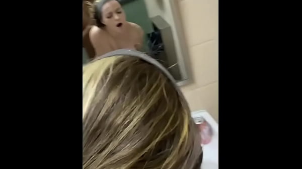 Gadis Manis Dibengkokkan Di Wastafel Toilet Umum