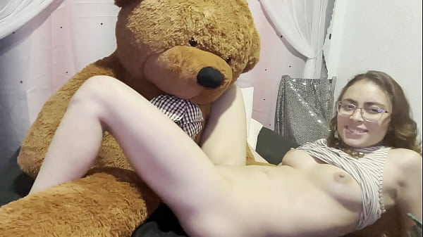 Rosmexicana Se Masturba Rico Con Su Oso Peludo Y Sus Dildos Encendidos