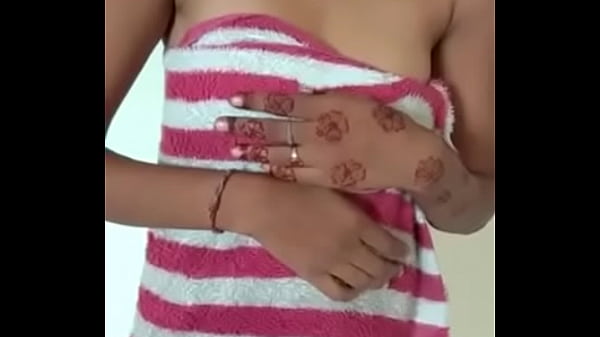 Gadis India Yang Menggoda Dengan Lekuk Tubuh Yang Memabukkan