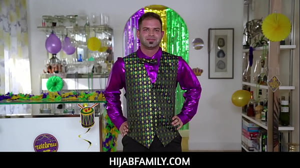Gadis Berhijab Violet Gems Dibuat Takluk Oleh Manik-manik Sebelum Belajar Memuaskan Nicky Dengan Mulutnya