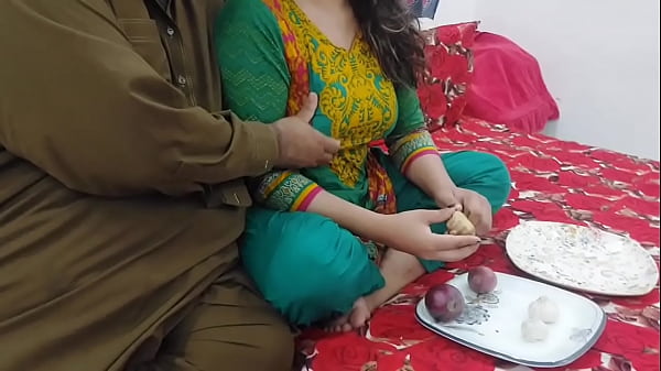 Bantu Ibu Tiriku Potong Sayur Lalu Kutiduri Pantat Besarnya, Istri Selingkuh Diam-diam Dari Ayah Tiriku Dengan Suara Hindi Jelas