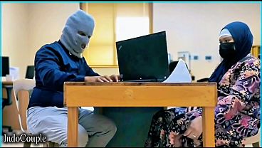 Istri Berhijab Yang Rajin Ibadah Ternyata Diam-diam Ngesek Dengan Rekan Kerjanya, Sementara Sekretarisnya Lagi Asyik Memuaskan Vaginanya Pakai Vibrator Kesayangan.