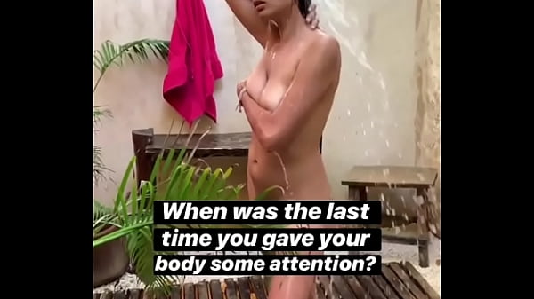 Gadis Seksi Mandi Telanjang Di Halaman