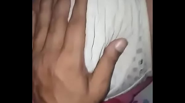 Istri Desi Menggoyangkan Payudara Besar Yang Menggoda