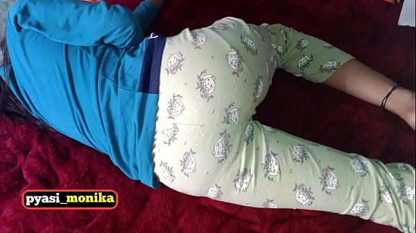 माँ के बाज़ार जाने के बाद पढ़ाई के बहाने लड़की को उसका दोस्त जमकर चोदता है