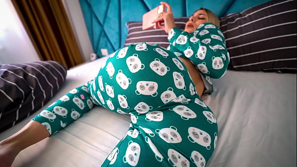 Kakak Tiri Ketahuan Nonton Film Porno, Lalu Kubantu Sampai Klimaks Dan Memohon Untuk Dikasih Krim Di Dalam