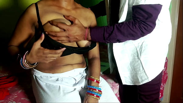 Dokter Menggila, Merangsang Memek Pasien Perawan Dengan Suara Hindi Yang Menggairahkan