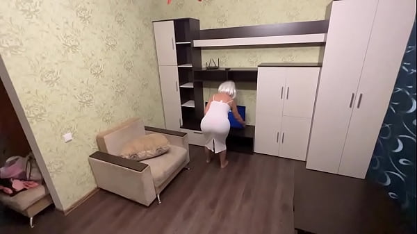 Ibu Tiri Ingin Mengatur Tv Tapi Malah Dapat Kontol Anaknya Di Pantat
