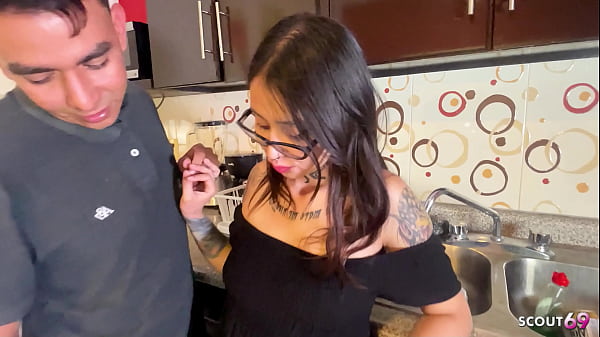 Gadis Latin Bergaya Tattoo Dan Kacamata Yang Tak Kenal Lelah, Biarkan Adik Tiri Ejakulasi Lagi Di Wajahnya Setelah Penetrasi Dalam