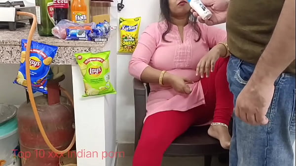 Penjaga Toko Mumbai Rayu Wanita Miskin Untuk Pinjam Video Mesum Dengan Audio Hindi