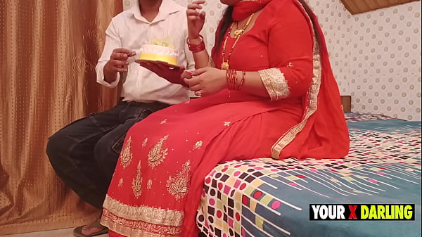 Peringatan Pernikahan Ibu Tiriku, Ayah Tak Hadir, Putranya Rayakan Malam Pertama Dengan Memotong Kue