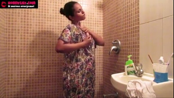 Gadis India Amatir Menggoda, Lily Mengocok Memeknya Di Kamar Mandi