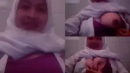 Gadis Berjilbab Panen Petik Di Kamar Mandi Sekolah