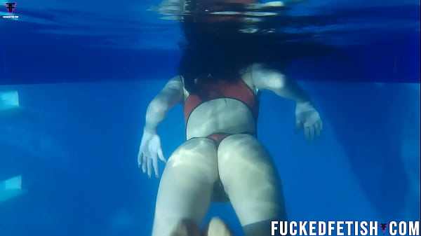Helen Bintang Malam Menggoda Di Kolam Renang Sensual
