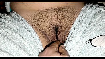 سكس سعودي جريء: كفيل شهواني ينك زوجته السواقة في نيكة جامدة على كس مشعر